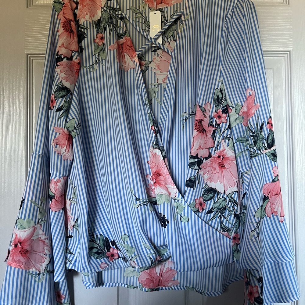 ⚡️SALE⚡️🆕 | 🌸 Charming Charlie Wrap Top